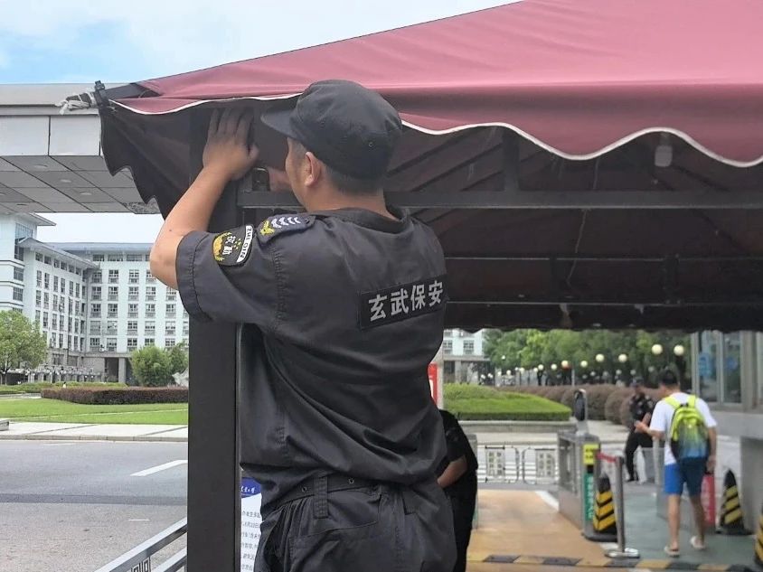 C:/Users/Administrator/Desktop/臺風“貝碧嘉”來襲，南京保安積極應(yīng)對，“守”護萬家團圓！/6.jpg6