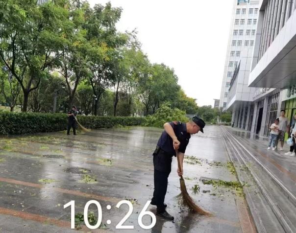 C:/Users/BA/Desktop/風雨過后南京保安迅速行動，恢復安“寧”面貌/5.jpg5