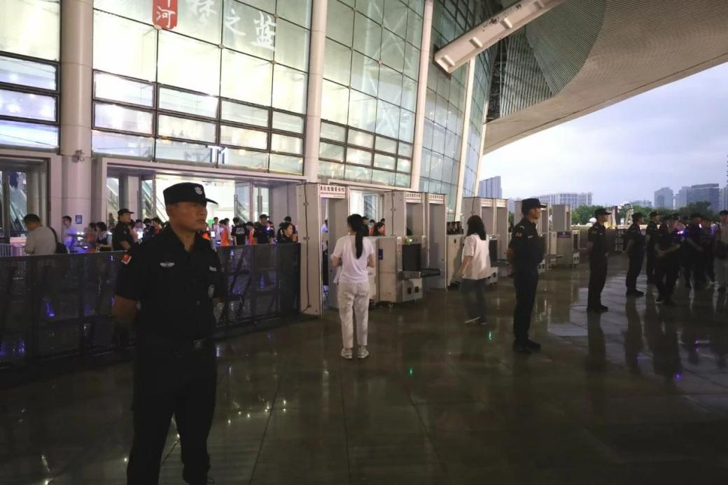 C:/Users/Administrator/Desktop/“安保鐵軍、硬核保障”2024系列報(bào)道四十二——南京市保安服務(wù)有限公司成功護(hù)航張碧晨「今兒個(gè)開(kāi)心」十周年巡回演唱會(huì)南京站安保任務(wù)/3.jpg3