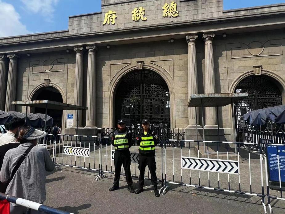 C:/Users/Administrator/Desktop/臺風“貝碧嘉”來襲，南京保安積極應(yīng)對，“守”護萬家團圓！/7.jpg7