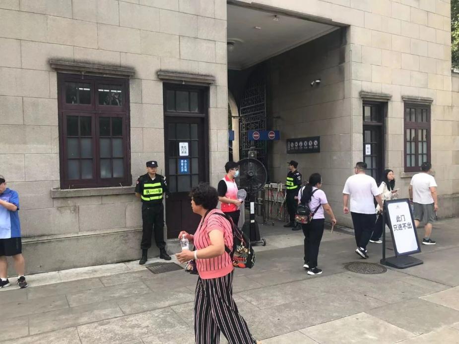 C:/Users/Administrator/Desktop/臺風“貝碧嘉”來襲，南京保安積極應(yīng)對，“守”護萬家團圓！/8.jpg8